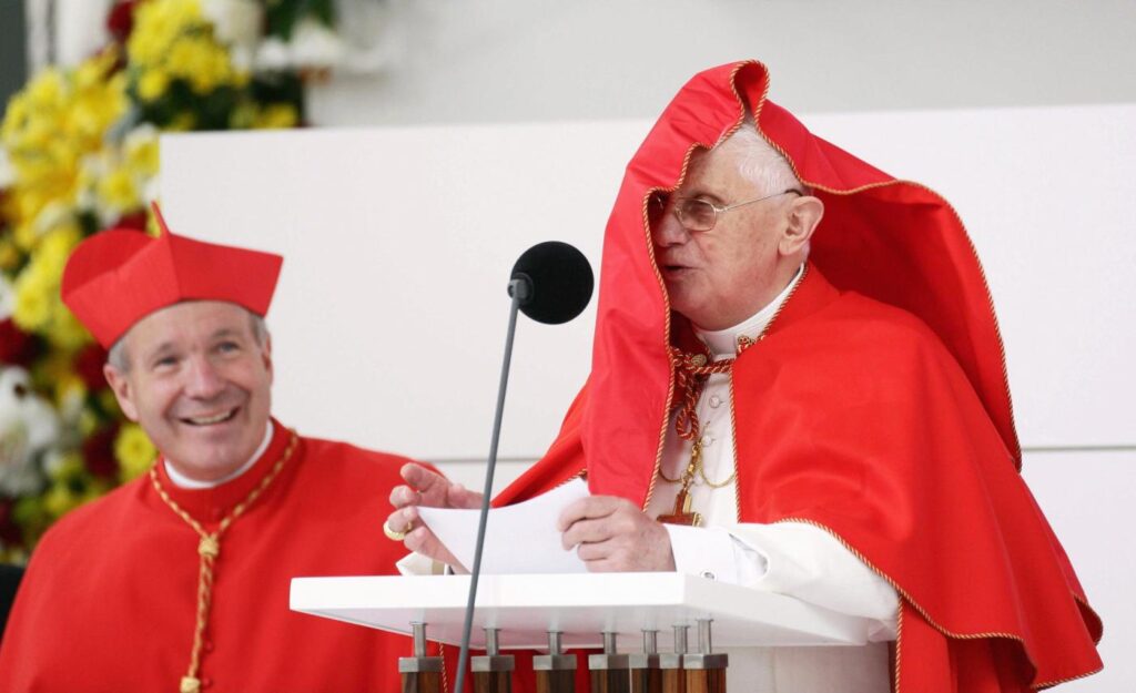 Galleria foto 'Il Papa alle prese col vento, le foto più curiose' - foto 14