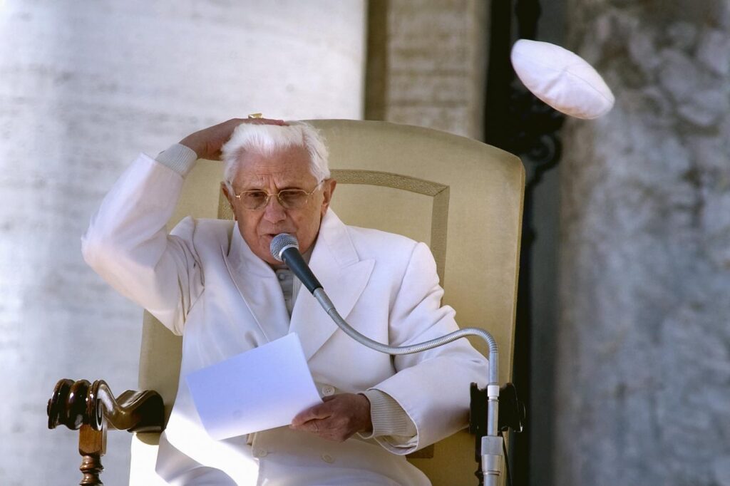 Galleria foto 'Il Papa alle prese col vento, le foto più curiose' - foto 13