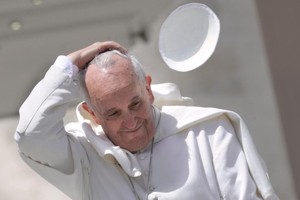 Galleria foto 'Il Papa alle prese col vento, le foto più curiose' - foto 12