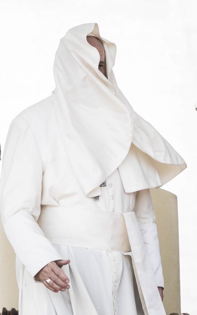 Galleria foto 'Il Papa alle prese col vento, le foto più curiose' - foto 11