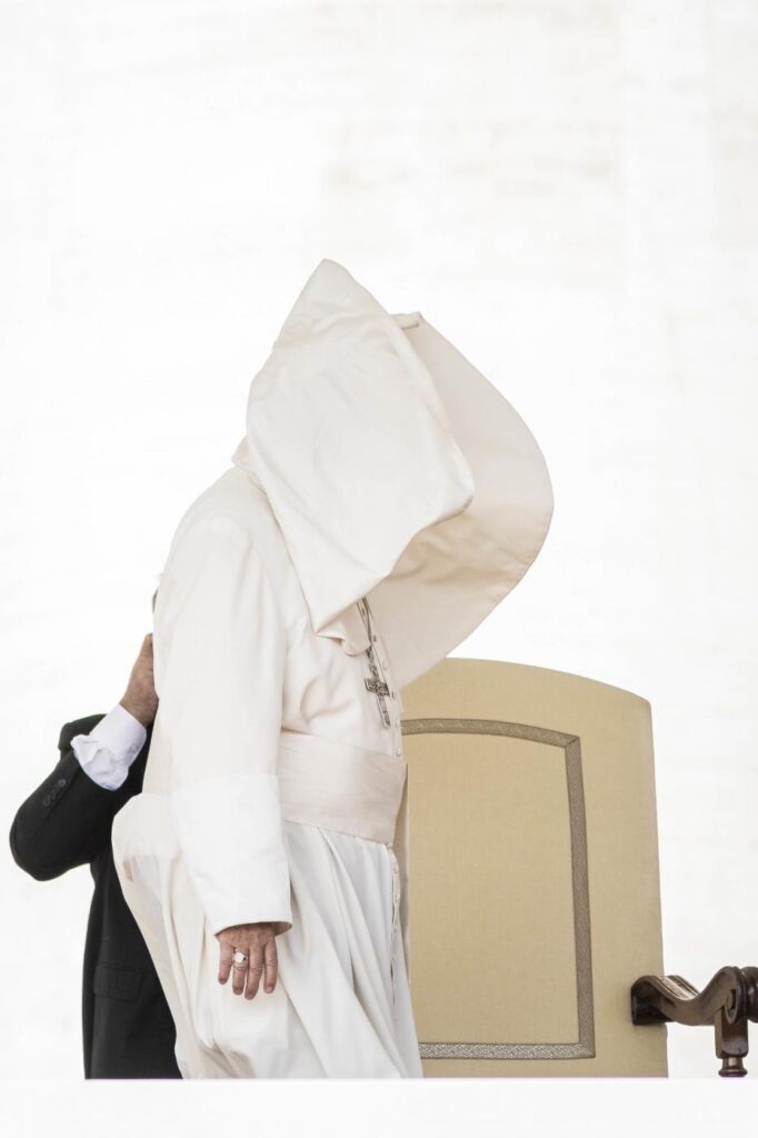 Galleria foto 'Il Papa alle prese col vento, le foto più curiose' - foto 9