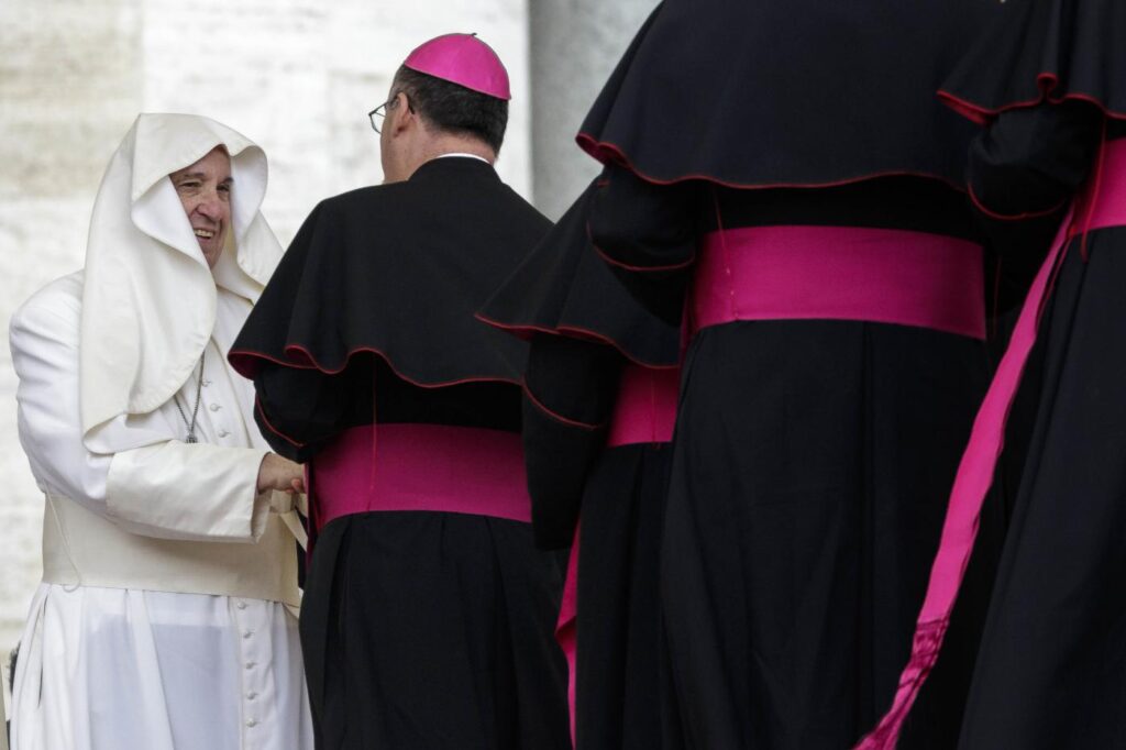 Galleria foto 'Il Papa alle prese col vento, le foto più curiose' - foto 3