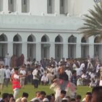 Indonesia, fedeli in preghiera per la festa dell’Eid al-Fitr