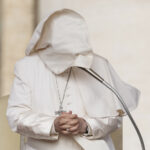 Il Papa alle prese col vento, le foto più curiose