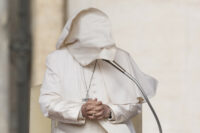 Papa Francesco durante l'udienza generale del mercoledi in Vaticano.