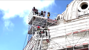 Roma, attivisti per la casa salvati dai vigili del Fuoco: soccorsi a 20 m di altezza