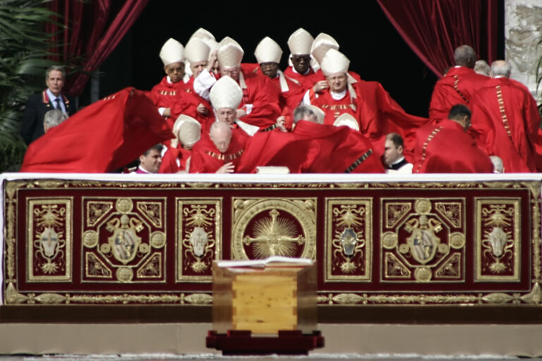 Piazza San Pietro - Solenni funerali per la morte di Sua Santità Papa Giovanni Paolo II