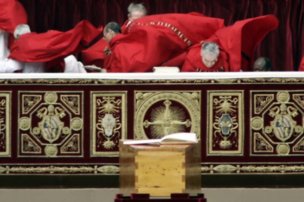 Galleria foto 'Il Papa alle prese col vento, le foto più curiose' - foto 15