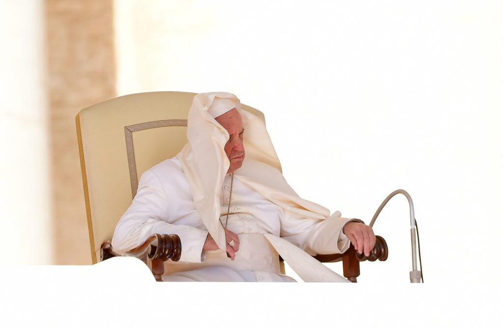 Galleria foto 'Il Papa alle prese col vento, le foto più curiose' - foto 8