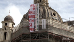 Roma, attivisti movimenti per la casa su cantieri in piazza Venezia