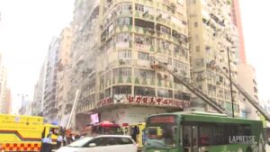 Hong Kong, incendio in edificio residenziale: almeno 5 morti e 27 feriti