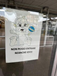 Firenze, niente neonati ai colloqui con genitori: il cartello comparso alla scuola Don Milani