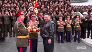 Nord Corea, Kim Jong-un ai giovani soldati: “Preparatevi alla guerra”