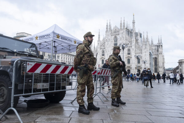 Piazza Duomo. Militari dell'operazione strade sicure pattugliano la piazza