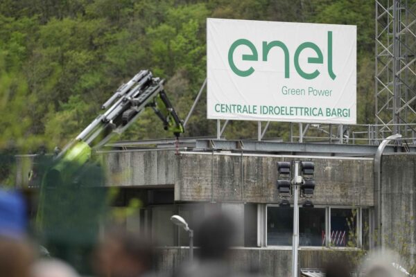 Carabinieri presidiano il luogo dell'esplosione nella centrale idroelettrica di Suviana