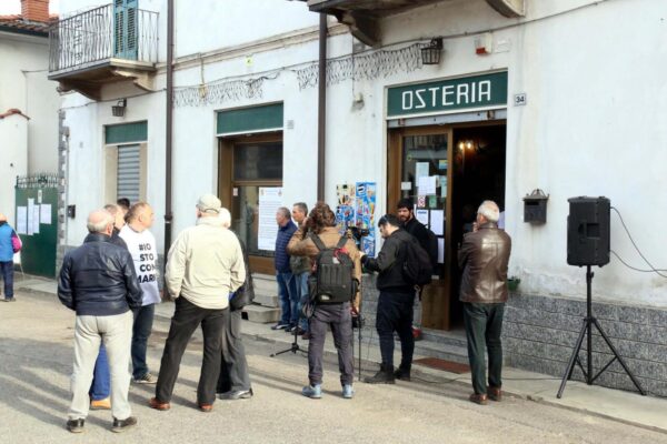 Gugnano, manifestazione solidale dei sindaci a favore di Mario Cattaneo