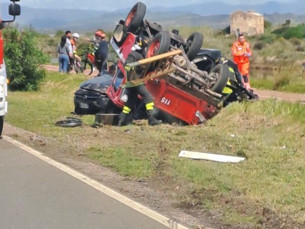 Sant’Antioco, auto contro camionetta pompieri: morta 64enne