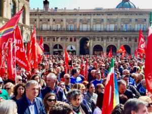 Suviana, sindacati in piazza. Zuppi a Bologna: “Sicurezza lavoro un dovere non un lusso”