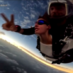 Texas, padre e figlia si lanciano con il paracadute durante l’eclissi solare: il video emozionante