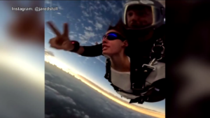 Texas, padre e figlia si lanciano con il paracadute durante l’eclissi solare: il video emozionante