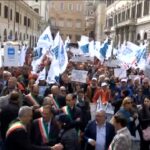 Roma, balneari in piazza contro la Bolkestein: “Legge subito altrimenti salta l’estate italiana”