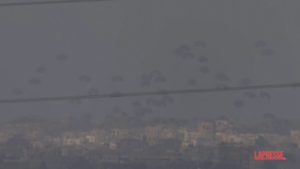Gaza, ancora aiuti paracadutati sulla Striscia