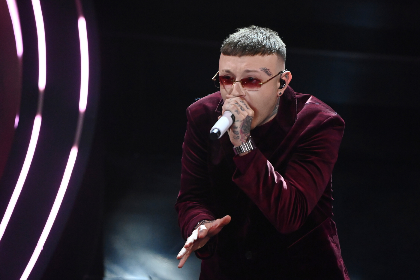 Roma-Milan, polemica su Lazza: canta cori anti-giallorossi