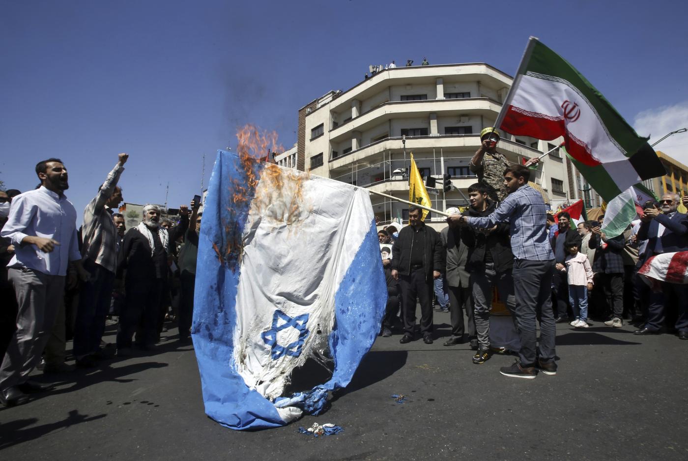 Israele, alta tensione per le minacce di raid iraniani. Gli Usa mobilitano più truppe