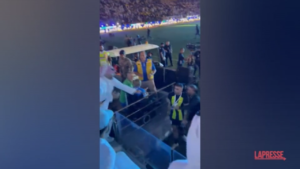 Arabia Saudita, calciatore preso a frustate da tifoso: il video shock