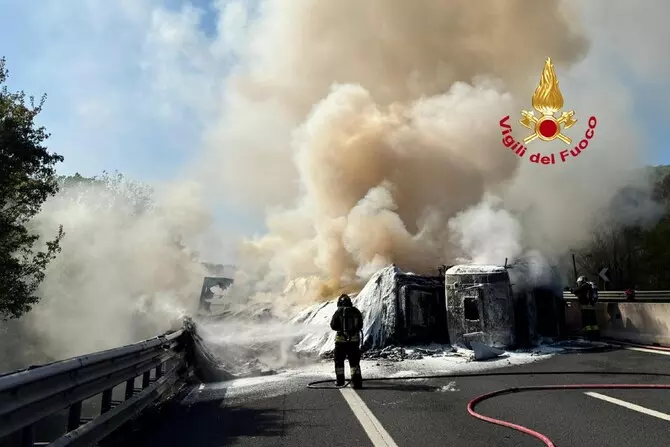 Incidenti stradali, tir a fuoco sulla A1: traffico in tilt