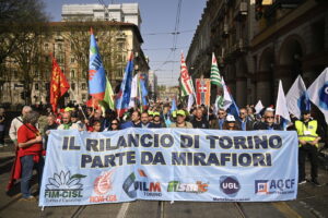 Torino, metalmeccanici in corteo: “Siamo in 12mila”