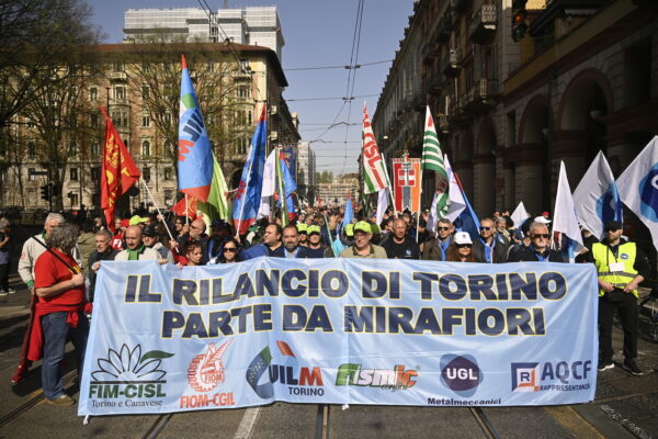 Torino, metalmeccanici in corteo: “Siamo in 12mila”