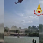 Bologna, due uomini nel fiume Reno: lo spettacolare salvataggio degli elisoccorritori