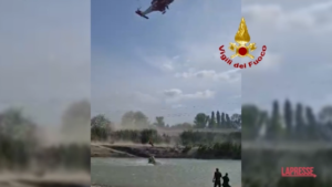 Bologna, due uomini nel fiume Reno: lo spettacolare salvataggio degli elisoccorritori