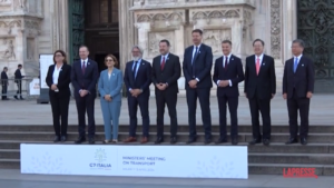 G7 a Milano, la foto dei ministri dei Trasporti davanti al Duomo