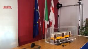 G7 Tasporti, Salvini regala modellino tram Atm ai ministri