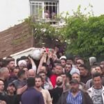 Cisgiordania, folla ai funerali di palestinese ucciso in scontro con coloni