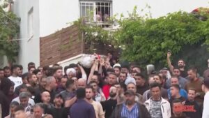 Cisgiordania, folla ai funerali di palestinese ucciso in scontro con coloni