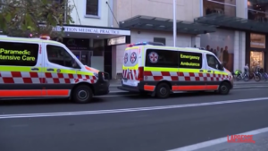 Australia, attacco in centro commerciale a Sydney: l’arrivo delle ambulanze