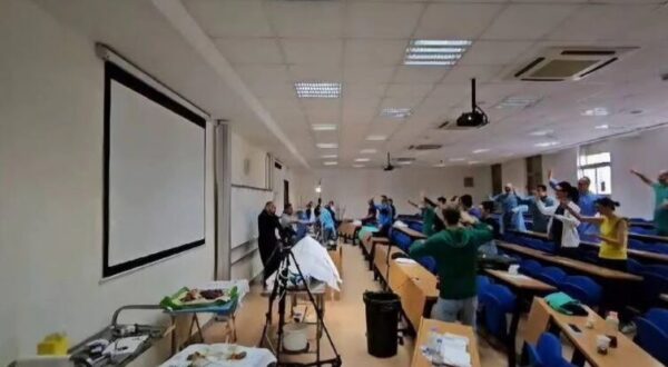 Medici ballano ‘Gioca jouer’ durante un’autopsia, il video diventa virale