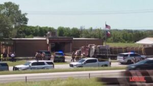 Usa, ruba camion e si schianta contro ufficio sicurezza: un morto e 14 feriti