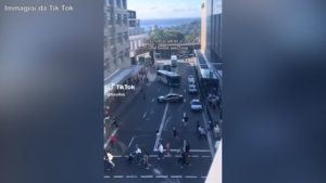 Sydney, la fuga dal centro commerciale durante l’attacco