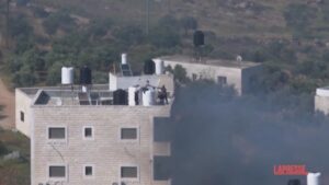 Cisgiordania, coloni attaccano villaggi palestinesi dopo uccisione ragazzo israeliano