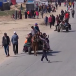 Gaza, migliaia di sfollati palestinesi cercano il rientro verso il nord della Striscia