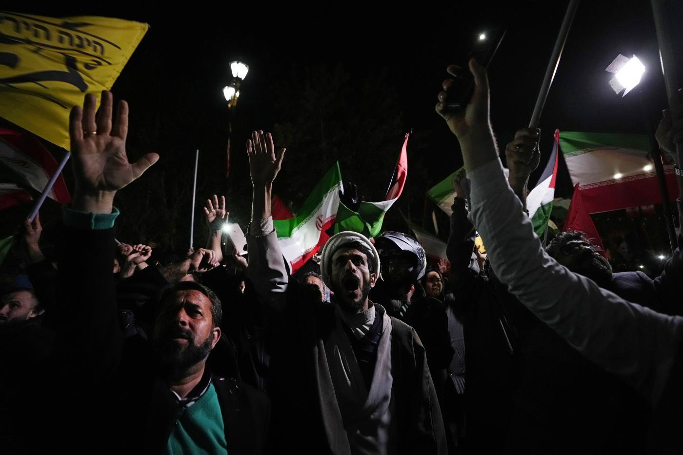 Iran, lanciati oltre 300 tra droni e missili. Israele: “Confronto con Teheran non è ancora finito”
