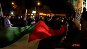 Iran, sostenitori linea dura governo festeggiano a Teheran dopo attacco a Israele