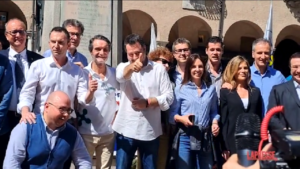 Lega, Salvini alla festa per i 40 anni canta “Italo disco”