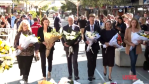 Sydney, premier australiano Albanese depone fiori in luogo strage