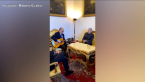 Roma, duetto in Campidoglio: canta Claudio Baglioni e suona Roberto Gualtieri