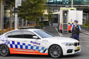 Australia, attacco in chiesa a Sydney. Fedeli e vescovo accoltellati: arrestato 15enne